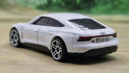 Машинка Базовая Hot Wheels Audi RS E-Tron GT Green Speed 1:64 HTB81 White - Retromagaz, image 3