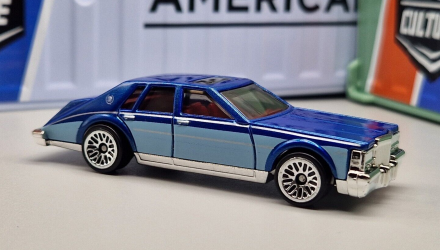 Машинка Базова Hot Wheels '82 Cadillac Seville The `80S 1:64 HKJ64 Dark Blue - Retromagaz, image 2