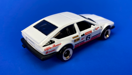 Машинка Базовая Hot Wheels Alfa Romeo GTV6 3.0 Retro Racers 1:64 HKJ83 White - Retromagaz, image 3