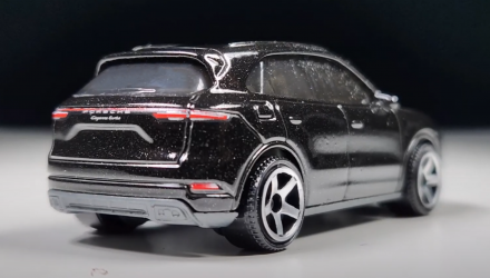 Тематическая Машинка Matchbox Porsche Cayenne Turbo Germany 1:64 GWL49/HPC66 Black - Retromagaz, image 3