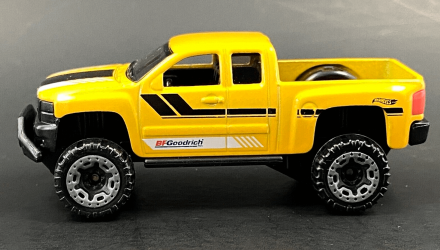 Машинка Базова Hot Wheels Chevy Silverado Off Road Hot Trucks 1:64 GTC06 Yellow - Retromagaz, image 3