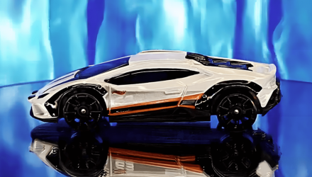 Машинка Базова Hot Wheels Lamborghini Huracán Sterrato Safari 1:64 HYW93 White - Retromagaz, image 3