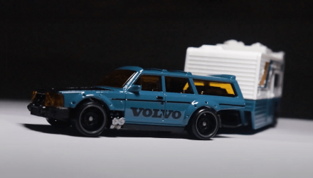 Машинка Базова Hot Wheels Volvo 240 та Транспортер Drift Camper Track Fleet 1:64 HVD99 Teal 2шт - Retromagaz, image 3