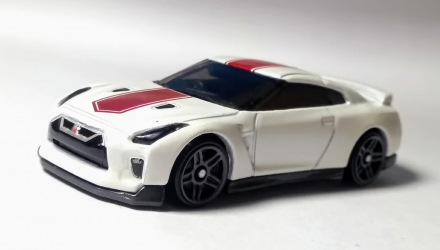 Машинка Базова Hot Wheels '17 Nissan GT-R (R35) 2020 Model 50 Anniversary Version Speed Graphics 1:64 GHC83 White - Retromagaz, image 2