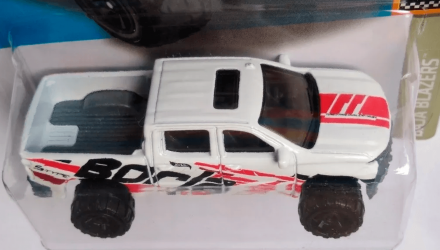 Машинка Базова Hot Wheels '19 Chevy Silverado Trail Boss LT Baja Blazers 1:64 HCW64 White - Retromagaz, image 3