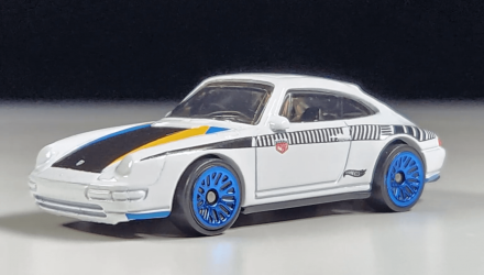 Машинка Базовая Hot Wheels '96 Porsche Carrera Magnus Walker The `90S 1:64 HTF01 White - Retromagaz, image 1