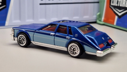 Машинка Базова Hot Wheels '82 Cadillac Seville The `80S 1:64 HKJ64 Dark Blue - Retromagaz, image 3