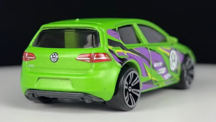 Тематична Машинка Hot Wheels Volkswagen Golf Mk7 Neon Speeders 1:64 HLH72/HLH74 Green - Retromagaz, image 3