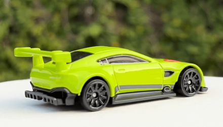 Машинка Базова Hot Wheels Aston Martin Vantage GTE Exotics 1:64 HCT19 Green - Retromagaz, image 3