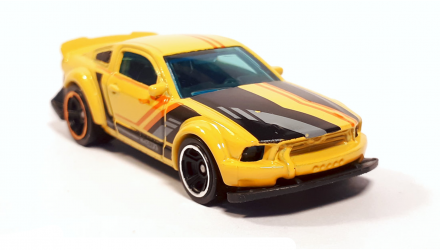 Машинка Базовая Hot Wheels 2005 Ford Mustang Dream Garage 1:64 GHC22 Yellow - Retromagaz, image 2