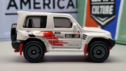 Машинка Базова Hot Wheels Mitsubishi Pajero Evolution Mud Studs 1:64 HKK36 White - Retromagaz, image 5