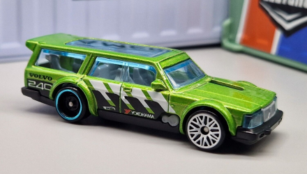 Машинка Базова Hot Wheels Volvo 240 Drift Wagon Slammed 1:64 HKJ07 Green - Retromagaz, image 2