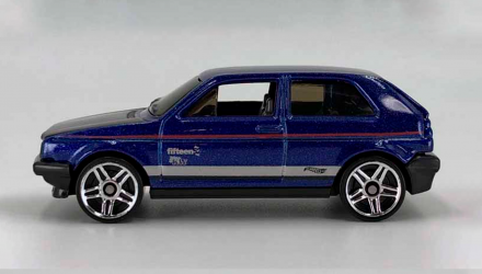 Машинка Базова Hot Wheels Volkswagen Golf MK2 Volkswagen 1:64 FYF76 Dark Blue - Retromagaz, image 4