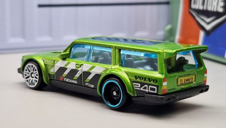 Машинка Базова Hot Wheels Volvo 240 Drift Wagon Slammed 1:64 HKJ07 Green - Retromagaz, image 3