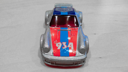 Машинка Базовая Hot Wheels Porsche 934 Turbo RSR Magnus Walker Urban Outlaw Nightburnerz 1:64 DTY84 Metallic Silver - Retromagaz, image 5