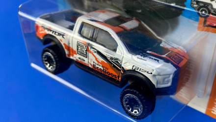 Машинка Базова Hot Wheels '17 Ford F-150 Raptor Hot Trucks 1:64 FJW59 White - Retromagaz, image 4