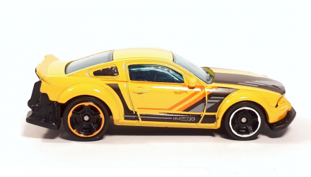 Машинка Базовая Hot Wheels 2005 Ford Mustang Dream Garage 1:64 GHC22 Yellow - Retromagaz, image 3