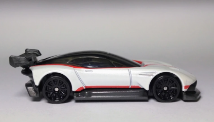 Машинка Базовая Hot Wheels Aston Martin Vulcan Factory Fresh 1:64 GHC01 White - Retromagaz, image 4