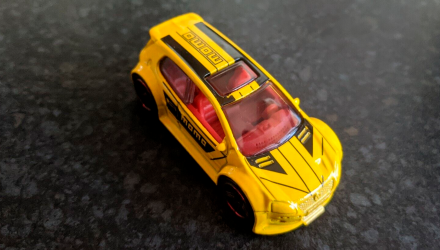 Машинка Базова Hot Wheels Volkswagen Golf GTI MOMO Volkswagen 1:64 FYF75 Yellow - Retromagaz, image 5