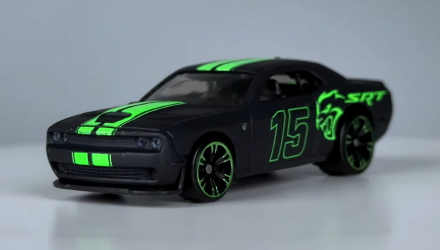 Тематична Машинка Hot Wheels '15 Dodge Challenger SRT Hellcat Neon Speeders 1:64 HLH72/HRW80 Black - Retromagaz, image 1