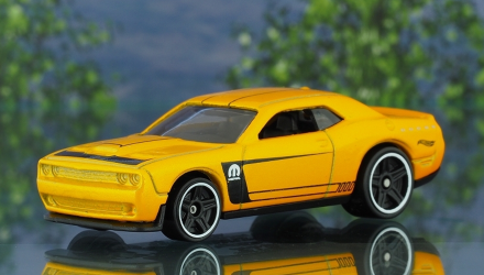 Машинка Базова Hot Wheels '15 Dodge Challenger SRT Muscle Mania 1:64 FKB06 Yellow - Retromagaz, image 1