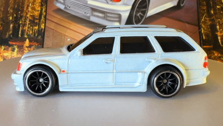 Машинка Premium Hot Wheels Mercedes-Benz AMG E 36 Estate Special Edition Boulevard 1:64 HRT78 White - Retromagaz, image 4