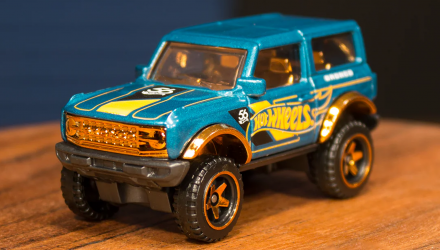 Тематическая Машинка Hot Wheels `21 Ford Bronco Green and Gold 1:64 HVX02 Blue - Retromagaz, image 1