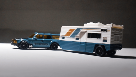 Машинка Базовая Hot Wheels Volvo 240 и Транспортер Drift Camper Track Fleet 1:64 HVD99 Teal 2шт - Retromagaz, image 2