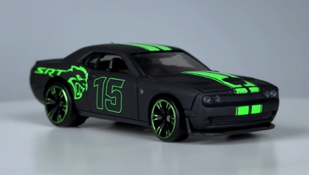 Тематична Машинка Hot Wheels '15 Dodge Challenger SRT Hellcat Neon Speeders 1:64 HLH72/HRW80 Black - Retromagaz, image 4