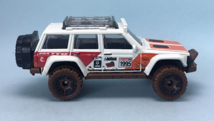 Машинка Базовая Hot Wheels '95 Jeep Cherokee Treasure Hunts Mud Studs 1:64 HKL02 White - Retromagaz, image 4