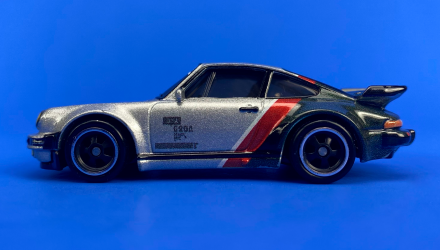 Набор Машинка Premium Hot Wheels Cyberpunk 2077 Porsche 911 Turbo + Комикс Твой Голос - Retromagaz, image 6