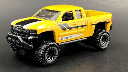 Машинка Базовая Hot Wheels Chevy Silverado Off Road Hot Trucks 1:64 GTC06 Yellow - Retromagaz, image 2