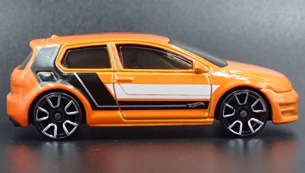 Машинка Базовая Hot Wheels Volkswagen Golf MK7 Then and Now 1:64 FJX96 Orange - Retromagaz, image 5