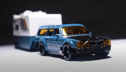 Машинка Базова Hot Wheels Volvo 240 та Транспортер Drift Camper Track Fleet 1:64 HVD99 Teal 2шт - Retromagaz, image 4