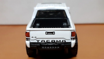 Машинка Базовая Hot Wheels '20 Toyota Tacoma Baja Blazers 1:64 HKG75 White - Retromagaz, image 5