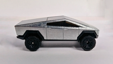 Машинка Базовая Hot Wheels Tesla Cybertruck Hot Trucks 1:64 HCV57 Silver - Retromagaz, image 4