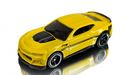 Машинка Базовая Hot Wheels 2017 Camaro ZL1 Muscle Mania 1:64 HKJ52 Yellow - Retromagaz, image 2