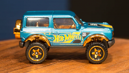 Тематическая Машинка Hot Wheels `21 Ford Bronco Green and Gold 1:64 HVX02 Blue - Retromagaz, image 3