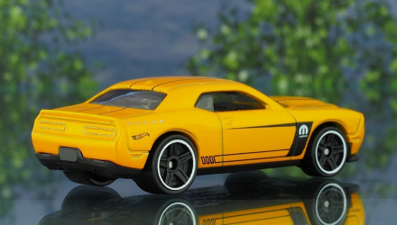 Машинка Базова Hot Wheels '15 Dodge Challenger SRT Muscle Mania 1:64 FKB06 Yellow - Retromagaz, image 2