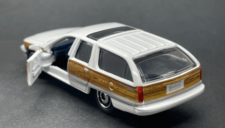 Тематическая Машинка Matchbox 1992 Buick Roadmaster Estate Moving Parts 1:64 FWD28/HVM86 White - Retromagaz, image 2