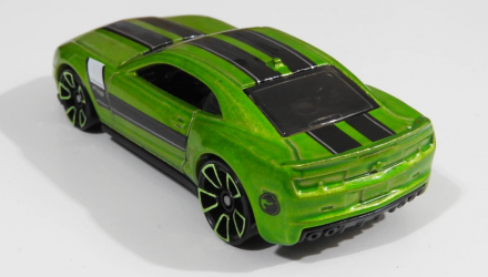 Машинка Базовая Hot Wheels 2013 Chevy Camaro Special Edition Treasure Hunts Dream Garage 1:64 GHD73 Green - Retromagaz, image 3