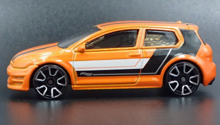 Машинка Базовая Hot Wheels Volkswagen Golf MK7 Then and Now 1:64 FJX96 Orange - Retromagaz, image 4