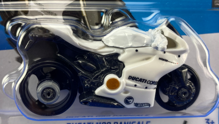 Машинка Базовая Hot Wheels Ducati 1199 Panigale Treasure Hunts Factory Fresh 1:64 HKL05 White - Retromagaz, image 2