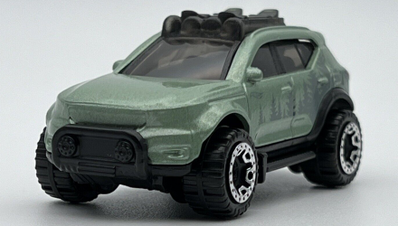 Машинка Базовая Hot Wheels Volvo XC40 Recharge Mud Studs 1:64 HKG55 Green - Retromagaz, image 2